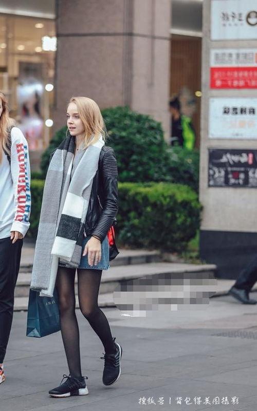 黑色丝袜脚街拍,黑色丝袜脚街拍，展现都市女性的独特魅力
